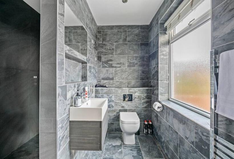 住所  Stunning 5 Bed House In Leeds Contractors Welcome
