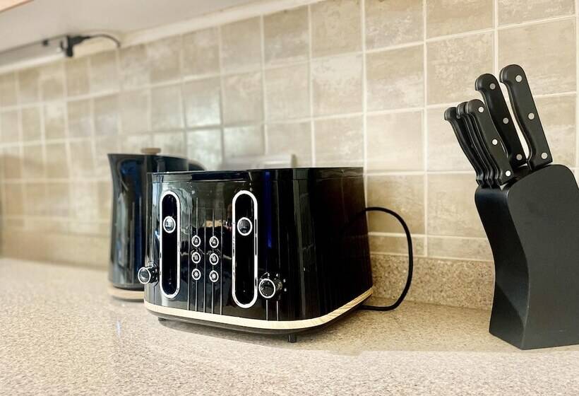 إقامة Stylish 3 Bed House In Hornchurch   Free Parking