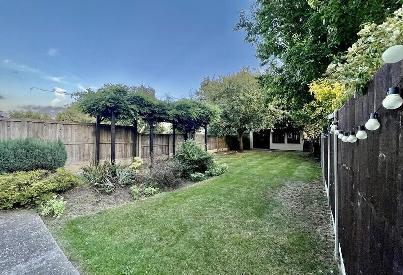 إقامة Stylish 3 Bed House In Hornchurch   Free Parking