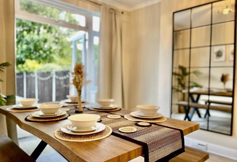 إقامة Stylish 3 Bed House In Hornchurch   Free Parking