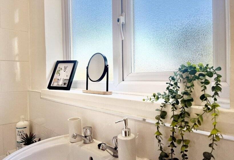 إقامة Stylish 3 Bed House In Hornchurch   Free Parking