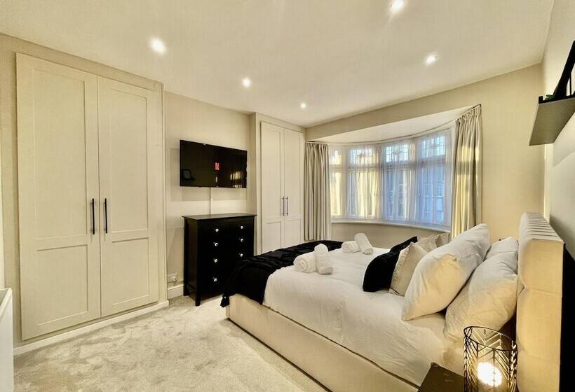إقامة Stylish 3 Bed House In Hornchurch   Free Parking