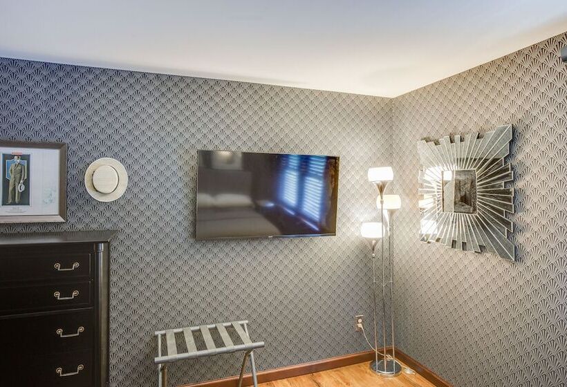 Retro Style Home In Ruston: Walkable Location!