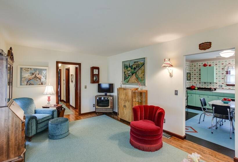 Retro Style Home In Ruston: Walkable Location!