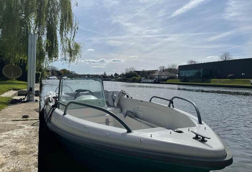 River View Guest House, Jacuzzi, Boat, Fire Hire