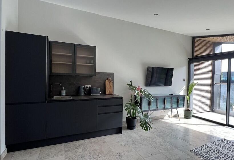 River View Guest House, Jacuzzi, Boat, Fire Hire