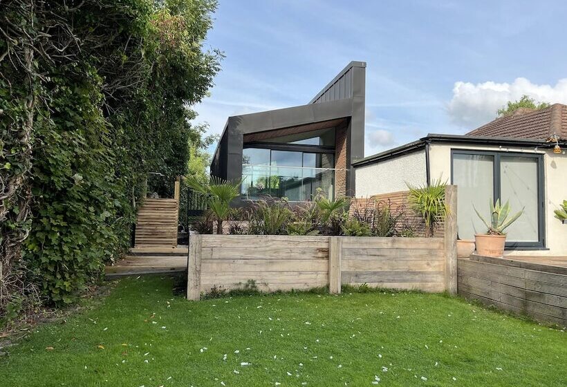 River View Guest House, Jacuzzi, Boat, Fire Hire