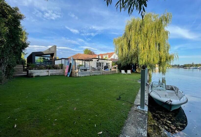 River View Guest House, Jacuzzi, Boat, Fire Hire