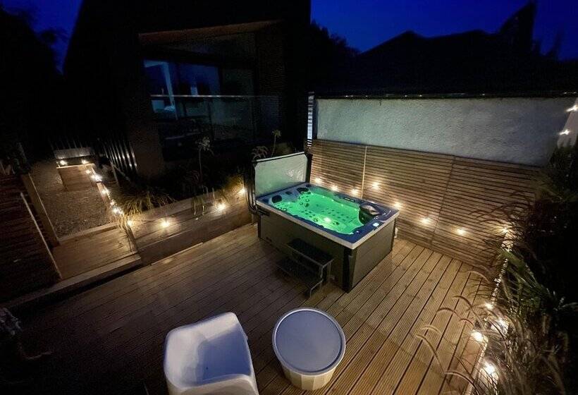 River View Guest House, Jacuzzi, Boat, Fire Hire