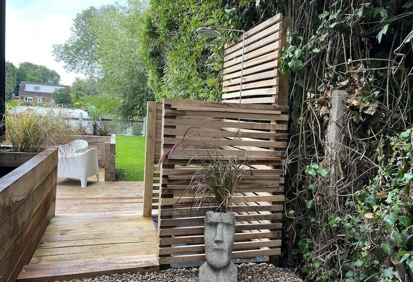 River View Guest House, Jacuzzi, Boat, Fire Hire