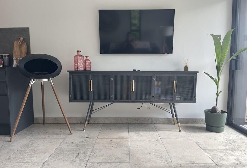 River View Guest House, Jacuzzi, Boat, Fire Hire