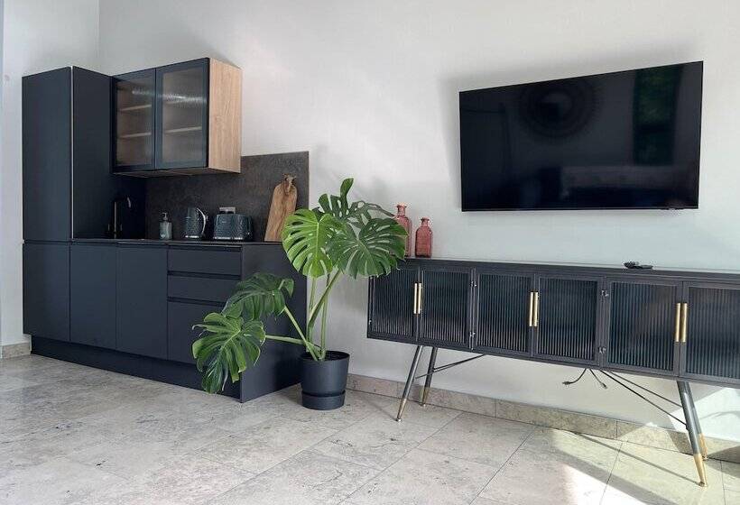 River View Guest House, Jacuzzi, Boat, Fire Hire