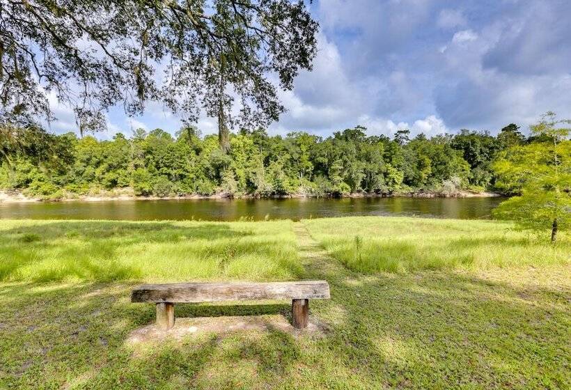Riverfront Florida Escape W/ Grill & Fire Pit!
