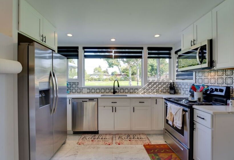 Rustic Retreat In Spokane Valley W/ Cozy Fireplace