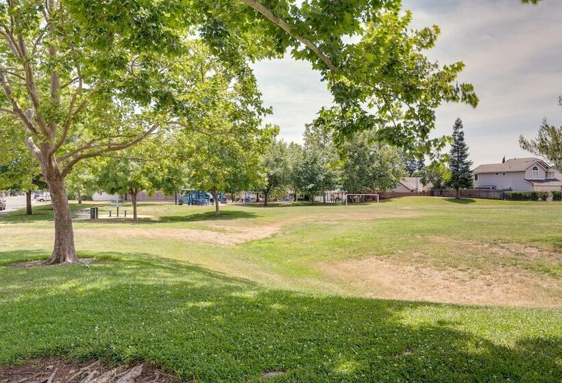 Sacramento Home W/ Fire Pit: 15 Mi To Downtown!