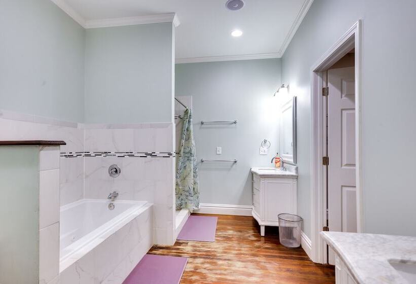 Saint Louis Home W/ Deck: 4 Mi To Downtown!