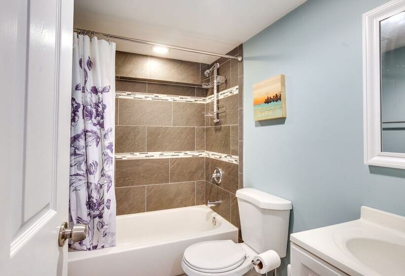 Saint Louis Home W/ Deck: 4 Mi To Downtown!