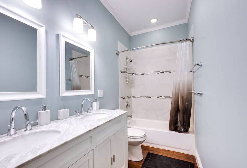 Saint Louis Home W/ Deck: 4 Mi To Downtown!