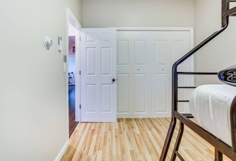 East Stroudsburg Home Near Skiing & Del Water Gap!