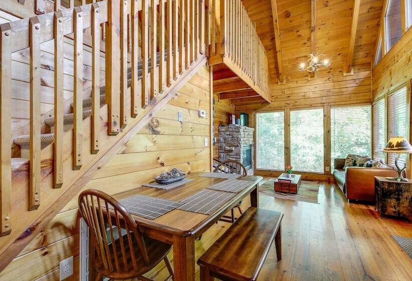 Sevierville Treetop Cabin: Hot Tub & Covered Deck