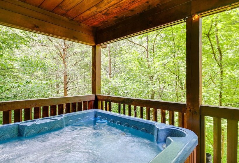Sevierville Treetop Cabin: Hot Tub & Covered Deck