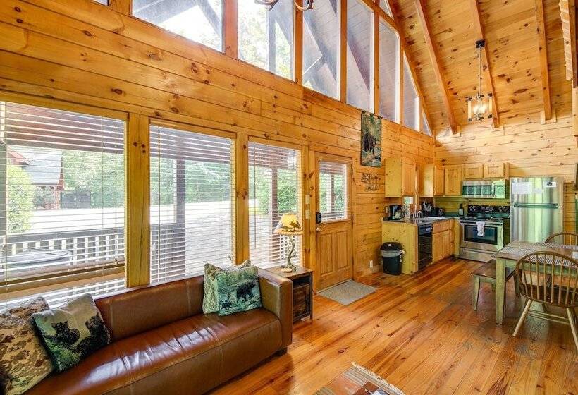 Sevierville Treetop Cabin: Hot Tub & Covered Deck