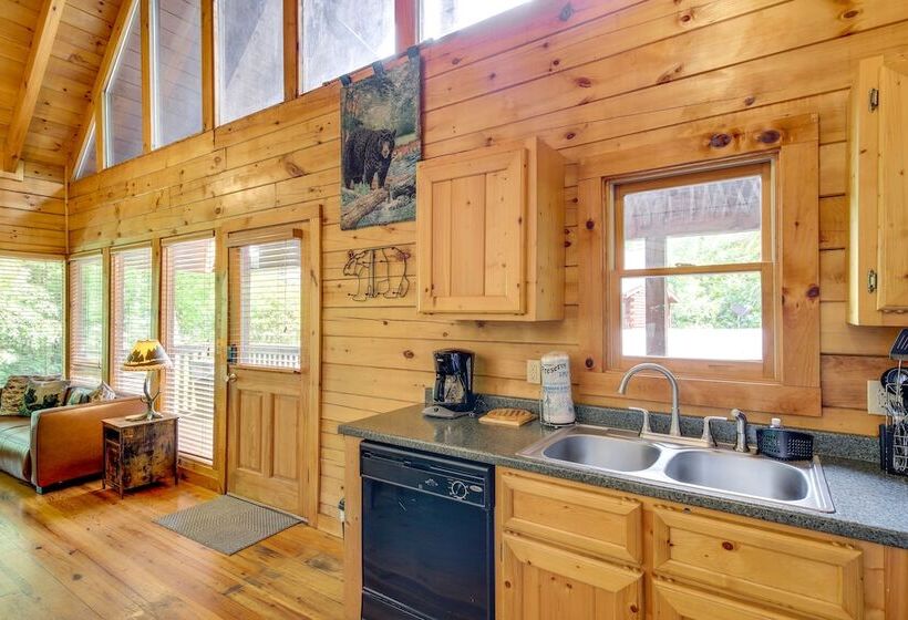 Sevierville Treetop Cabin: Hot Tub & Covered Deck