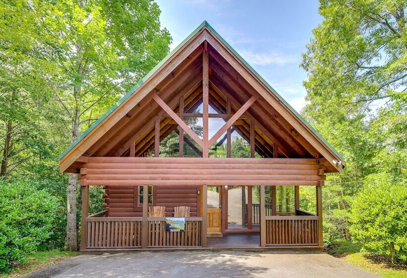Sevierville Treetop Cabin: Hot Tub & Covered Deck