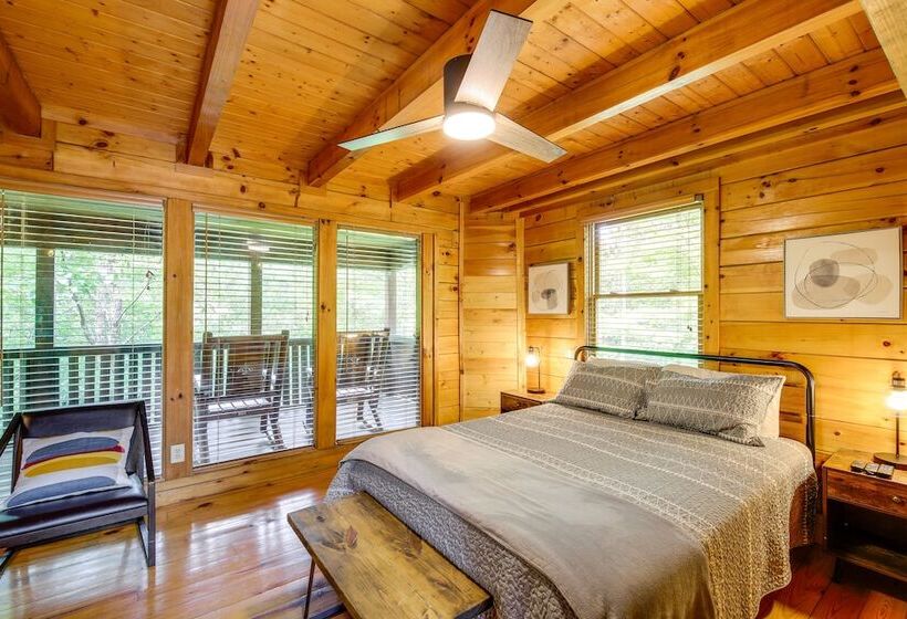 Sevierville Treetop Cabin: Hot Tub & Covered Deck
