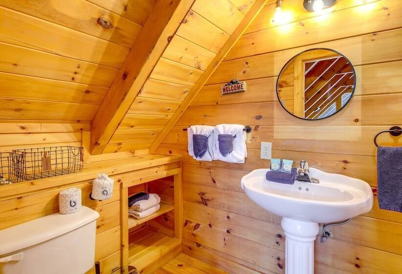 Sevierville Treetop Cabin: Hot Tub & Covered Deck