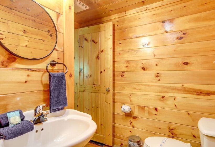 Sevierville Treetop Cabin: Hot Tub & Covered Deck