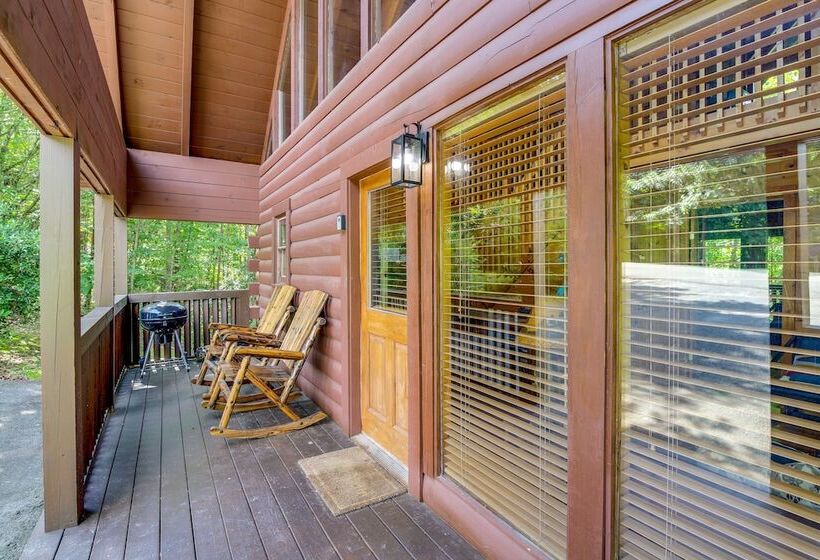 Sevierville Treetop Cabin: Hot Tub & Covered Deck