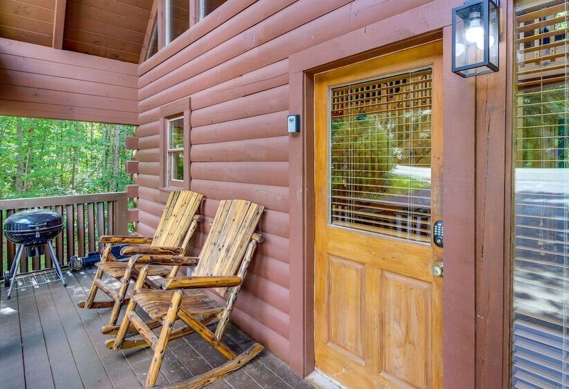 Sevierville Treetop Cabin: Hot Tub & Covered Deck