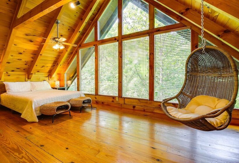 Sevierville Treetop Cabin: Hot Tub & Covered Deck