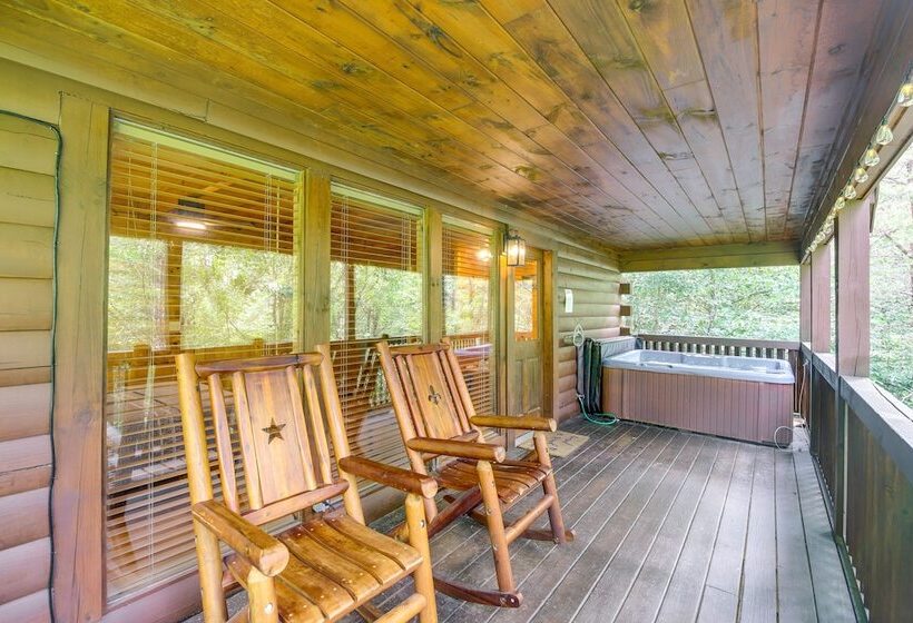 Sevierville Treetop Cabin: Hot Tub & Covered Deck