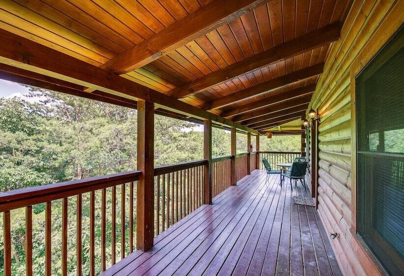 Sevierville Cabin: Private Deck, Community Pool!
