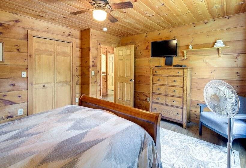 Sevierville Cabin W/ Hot Tub & Mountain View Deck
