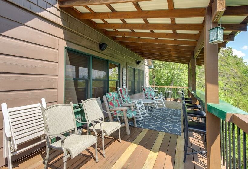 Sevierville Cabin W/ Hot Tub & Mountain View Deck