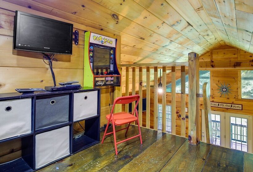 Sevierville Cabin W/ Hot Tub & Outdoor Amenities!