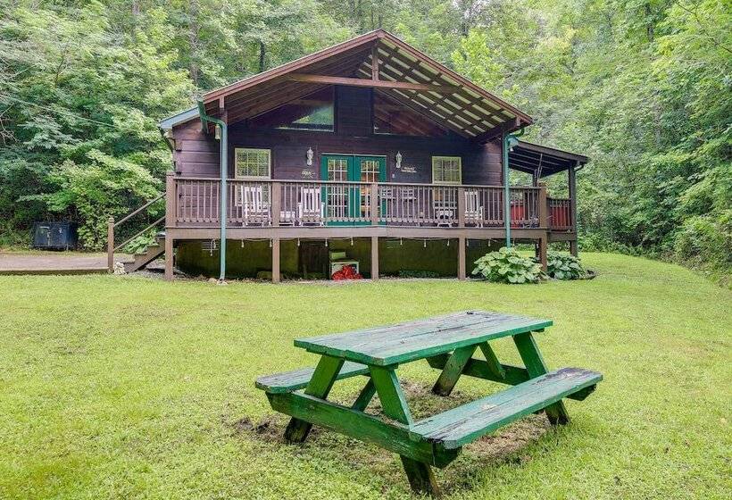 Sevierville Cabin W/ Hot Tub & Outdoor Amenities!