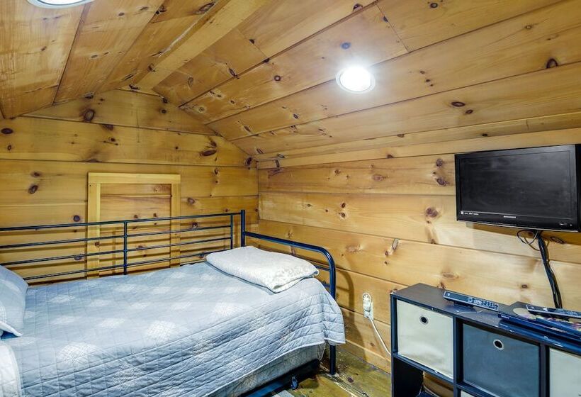 Sevierville Cabin W/ Hot Tub & Outdoor Amenities!
