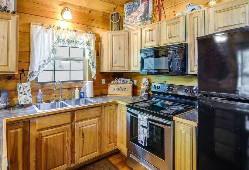 Sevierville Cabin W/ Hot Tub & Outdoor Amenities!