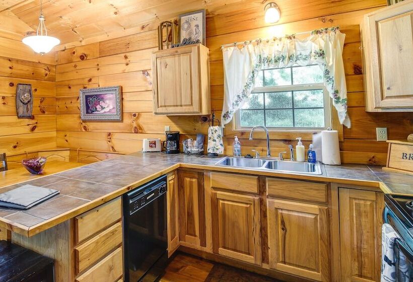 Sevierville Cabin W/ Hot Tub & Outdoor Amenities!