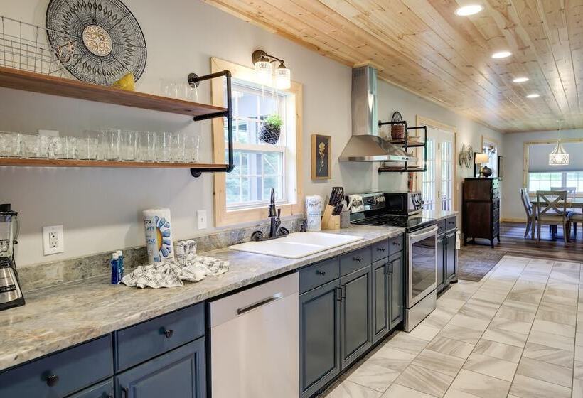 Sevierville Cabin W/ Private Hot Tub & Fire Pit