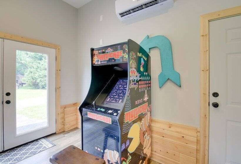 Sevierville Cabin W/ Private Hot Tub & Fire Pit