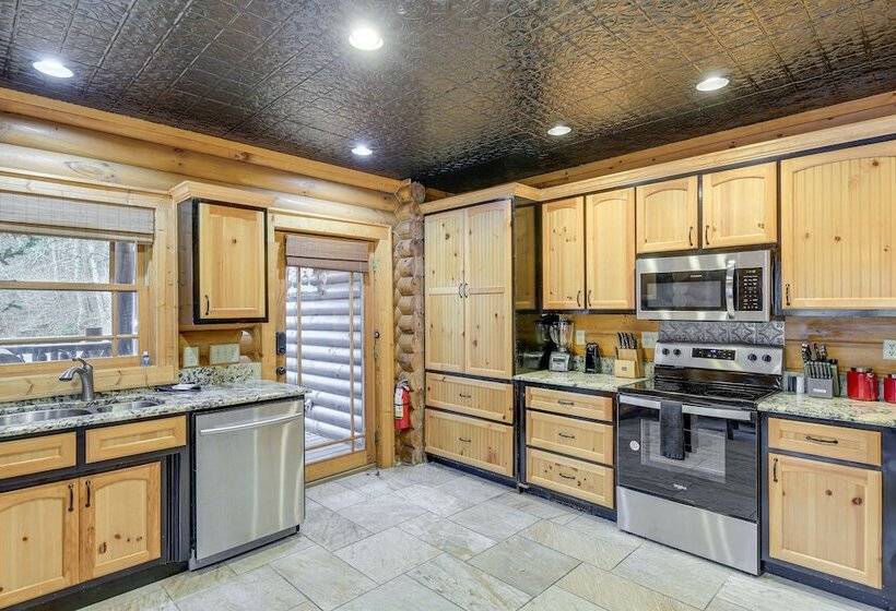 Sevierville Sanctuary   Huge Game Room & Hot Tub!