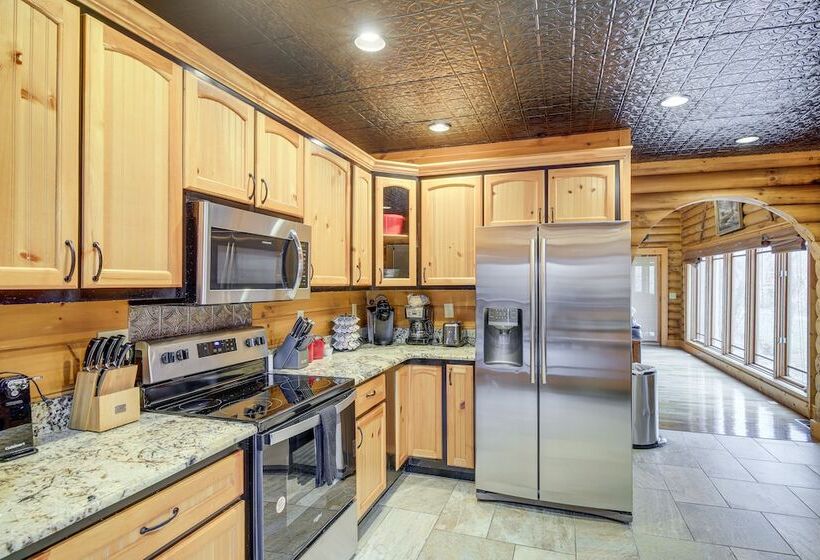 Sevierville Sanctuary   Huge Game Room & Hot Tub!