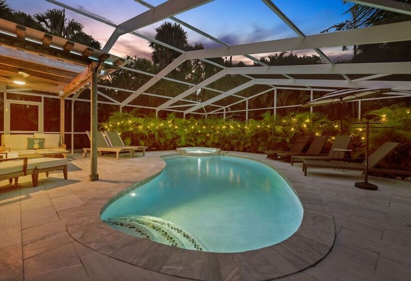 Siesta Key Oasis W/ Outdoor Pool + Screened Lanai!