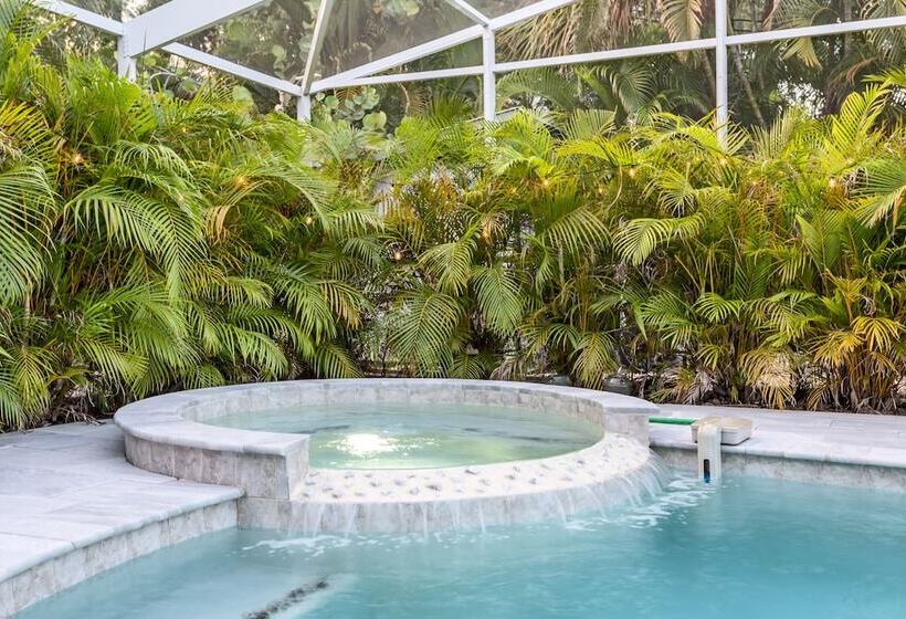 Siesta Key Oasis W/ Outdoor Pool + Screened Lanai!