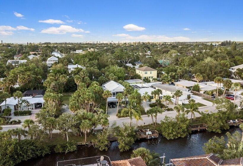 Siesta Key Oasis W/ Outdoor Pool + Screened Lanai!